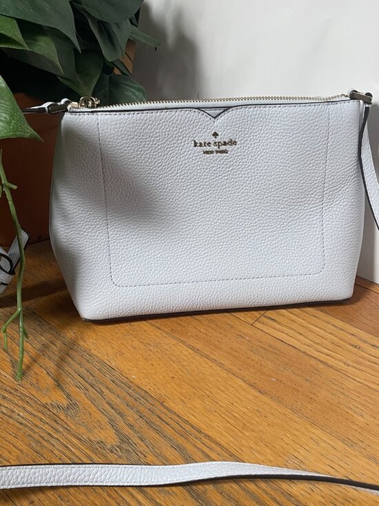 kate spade Handbags - Kate Spade Harlow Crossbody bag in light Grey